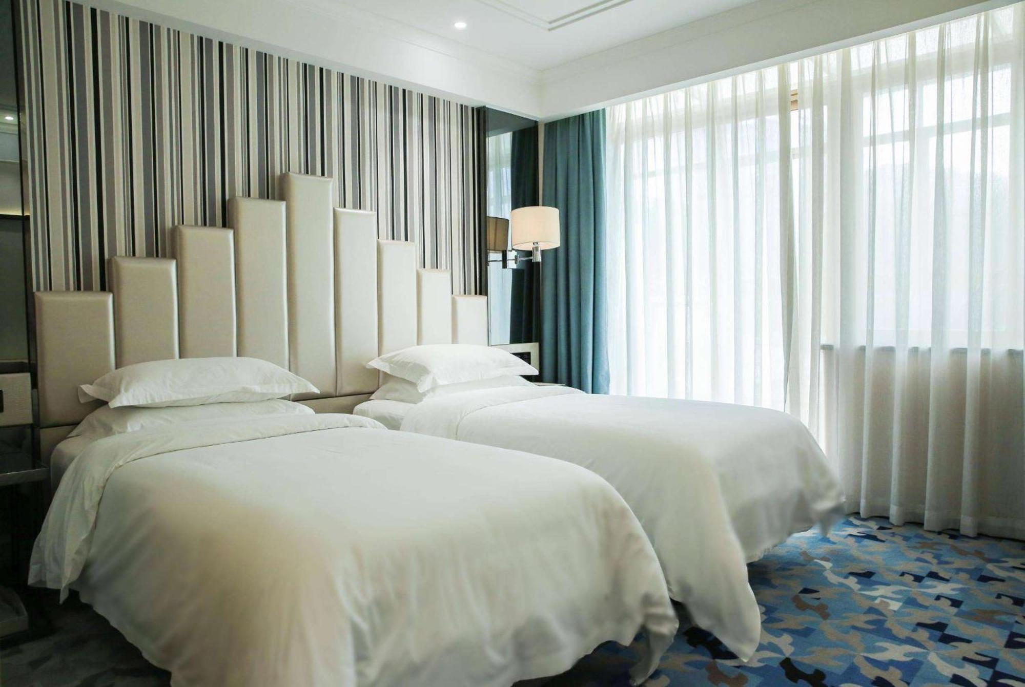 Ramada Shenzhen Baoan Hotel Kültér fotó